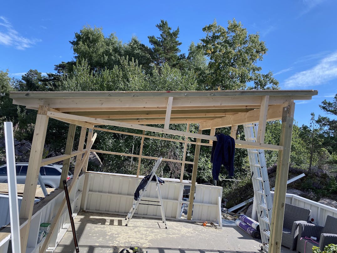 Masser af lys i udestuen med store skydedøre Masser af lys i udestuen med store skydedøre